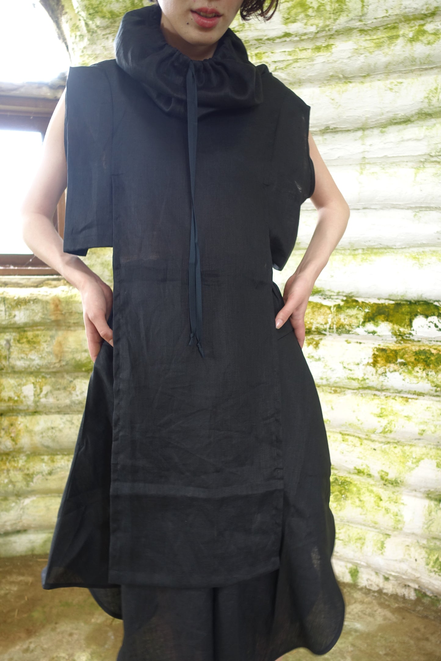 long neck nosleeveless tops blk
